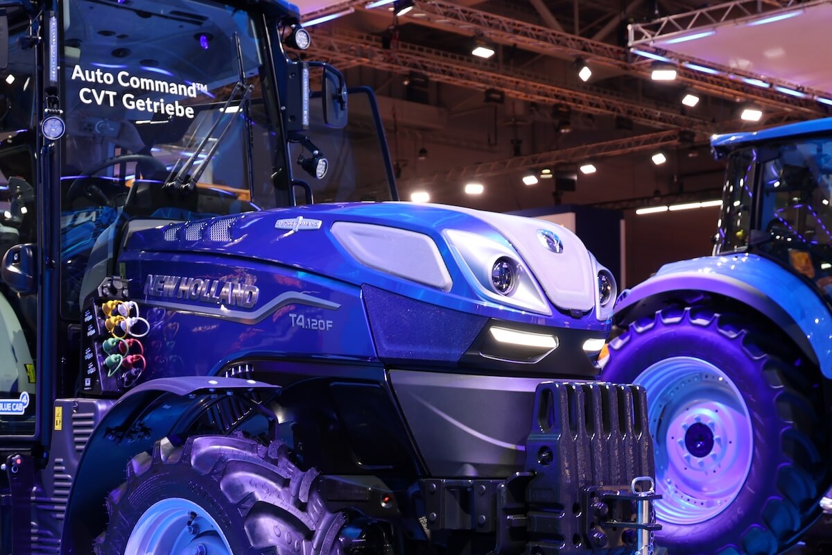 I numerosi innesti idraulici permettono ai T4.120F Auto Command di gestire facilmente le attrezzature da vigneto più complesse